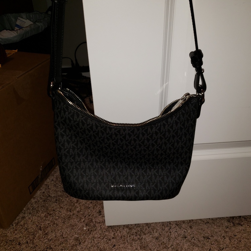 Michael kors black signature crossbody